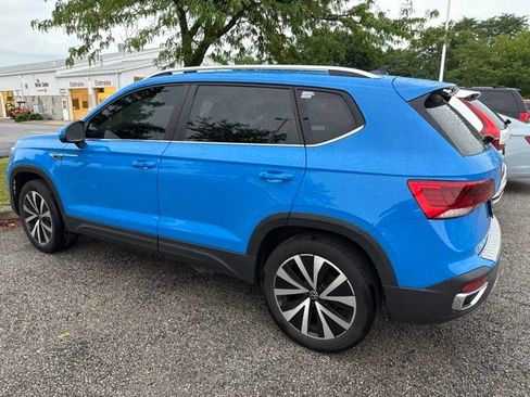 Used 2023 Volkswagen Taos SE w/ Panoramic Sunroof Package AWD/4WD image 4