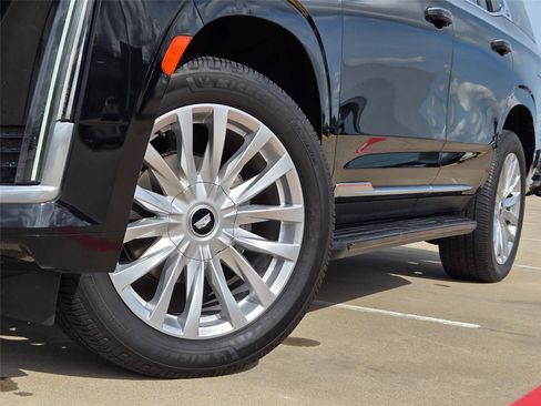 Used 2022 Cadillac Escalade Luxury AWD/4WD image 8
