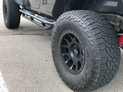 Used 2018 Jeep Wrangler Unlimited Sahara image 12