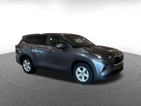 Used 2025 Toyota Highlander LE FWD image 2