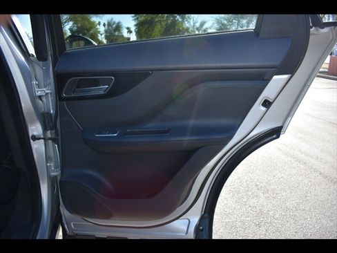 Used 2019 Jaguar F-PACE Premium image 27