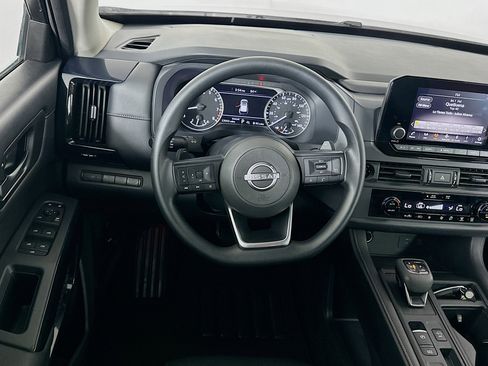 Used 2025 Nissan Pathfinder S image 18