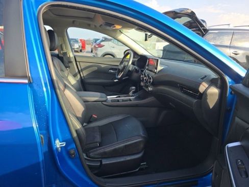 Used 2025 Nissan Sentra SR w/ SR Premium Package FWD image 9