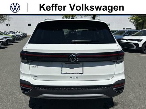 New 2026 Volkswagen Taos SE FWD image 4