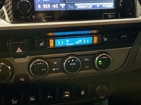 Used 2017 Toyota Tacoma TRD Off-Road w/ Premium & Technology Package image 12