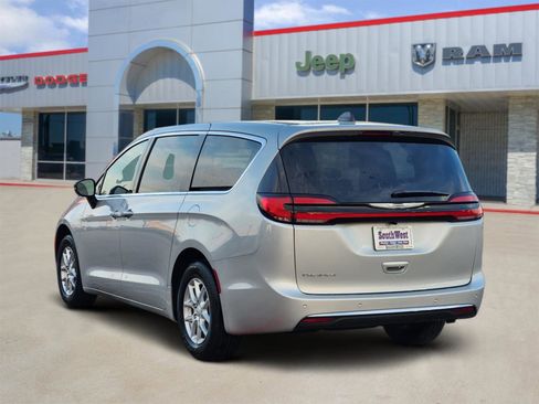 New 2026 Chrysler Pacifica Select image 4