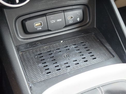 Used 2023 Hyundai Venue Limited FWD image 25