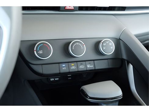 Used 2025 Hyundai Elantra SE FWD image 21
