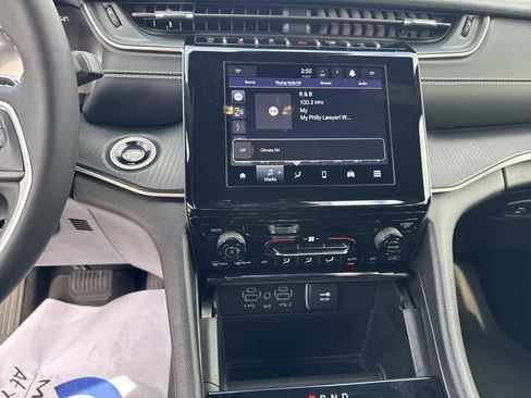 Certified 2024 Jeep Grand Cherokee Laredo w/ Trailer Tow Package image 15