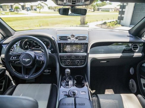 Used 2021 Bentley Bentayga image 40