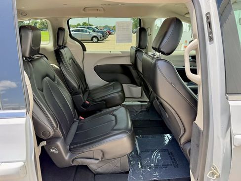Used 2023 Chrysler Pacifica Touring-L FWD image 20