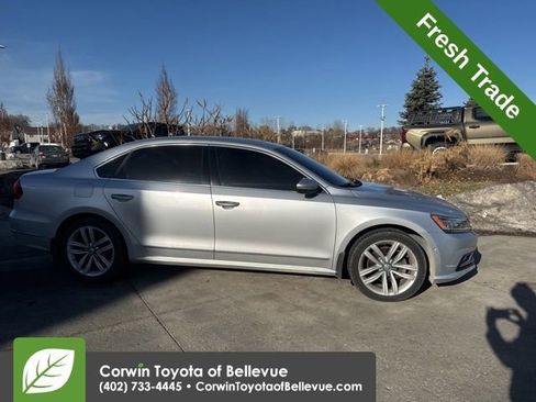 Used 2016 Volkswagen Passat 3.6 SEL Premium image 2