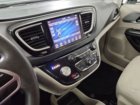 Used 2018 Chrysler Pacifica Touring Plus image 27