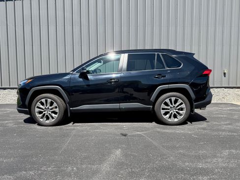 Certified 2022 Toyota RAV4 XLE Premium AWD/4WD image 10