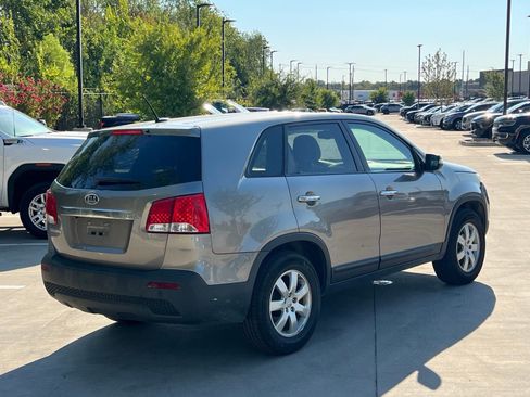 Used 2013 Kia Sorento LX w/ Value Pkg FWD image 12