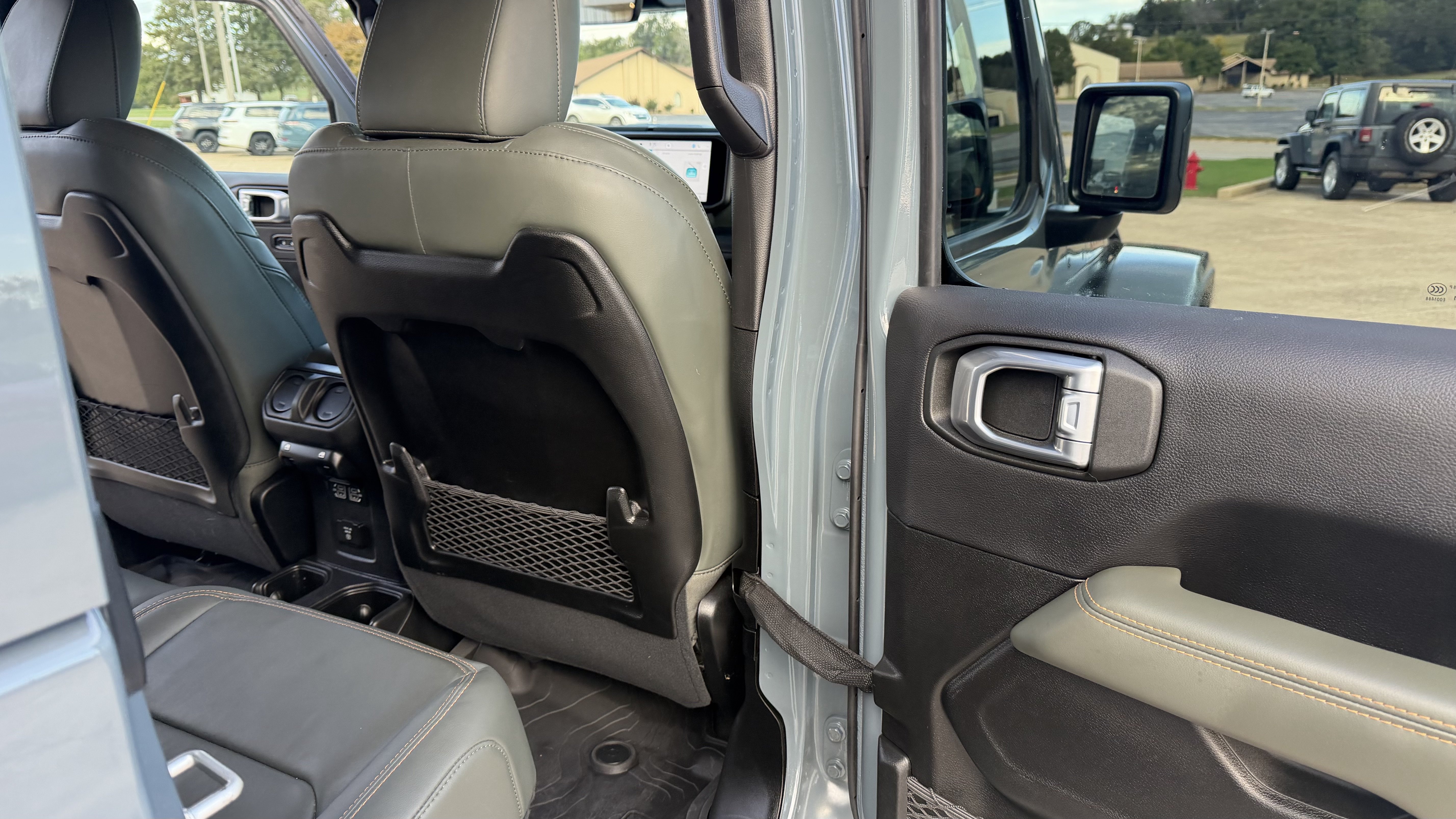 Used 2024 Jeep Gladiator Mojave AWD/4WD image 41