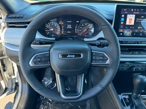 Used 2025 Jeep Compass Limited image 22