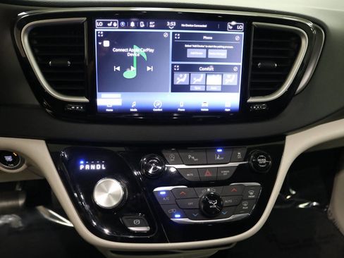 Used 2023 Chrysler Pacifica Touring-L image 67