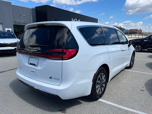 Used 2024 Chrysler Pacifica Limited FWD image 7