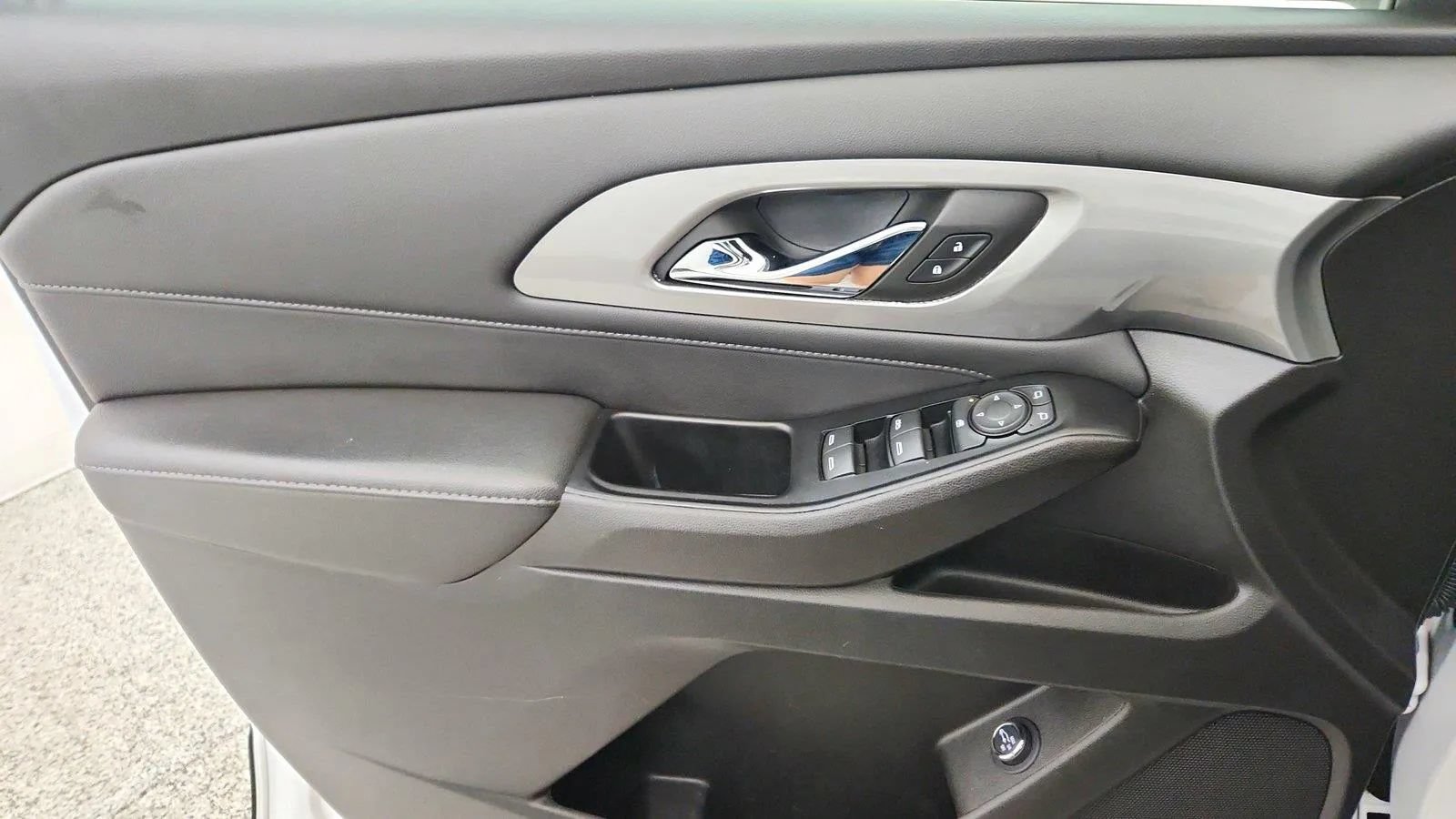 Used 2023 Chevrolet Traverse LT FWD image 23