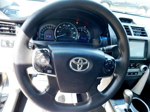 Used 2014 Toyota Camry LE image 9