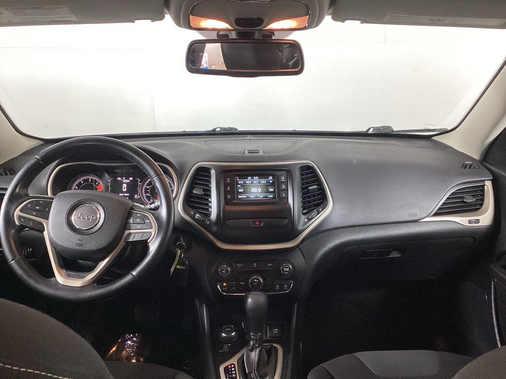 Used 2017 Jeep Cherokee Latitude AWD/4WD image 17