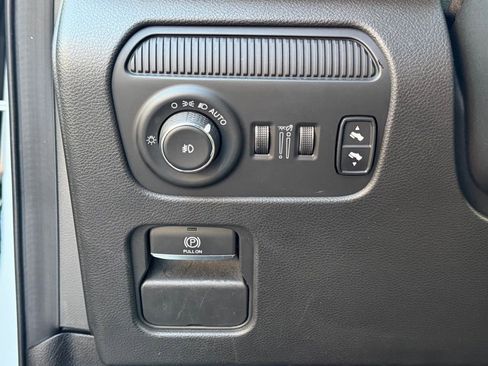 Certified 2024 Jeep Wagoneer L Series II w/ Flexible Seating Group image 30