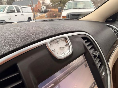 Used 2011 Chrysler 300 Limited image 30