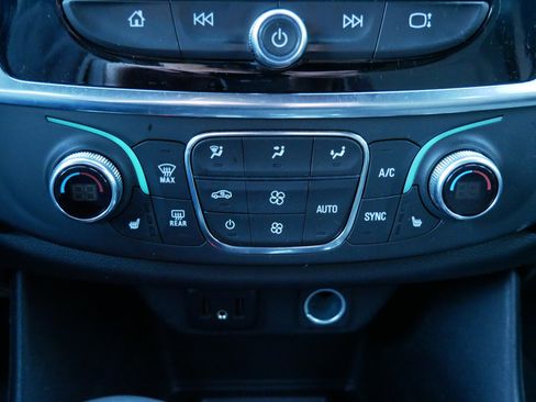 Certified 2023 Chevrolet Traverse LT w/ Rear Camera Mirror Package image 14