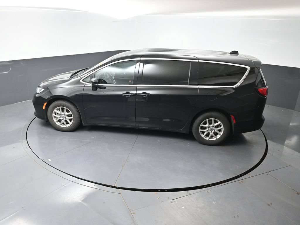 Used 2025 Chrysler Pacifica Select FWD image 14