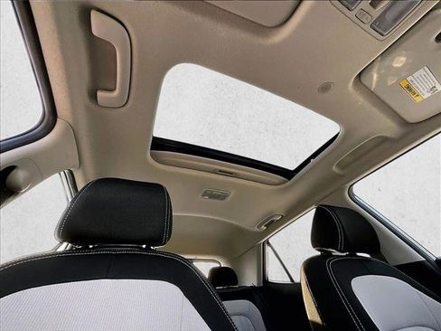 Used 2024 Hyundai Venue SEL image 17