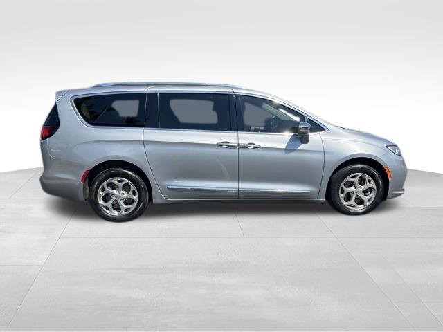 Used 2021 Chrysler Pacifica Limited AWD/4WD image 8