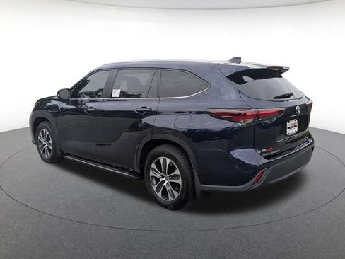 Used 2025 Toyota Highlander XLE FWD image 4