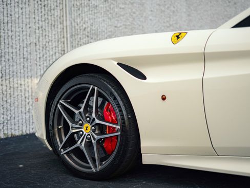Used 2017 Ferrari California T RWD image 30