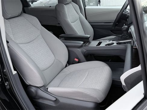 Certified 2024 Toyota Sienna LE image 14