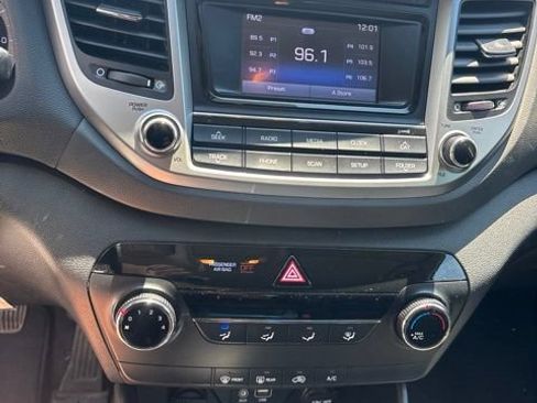 Used 2017 Hyundai Tucson SE AWD/4WD image 16