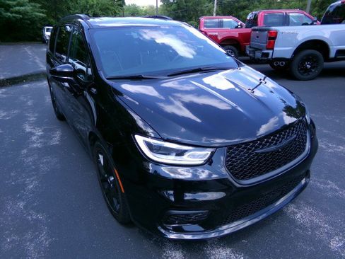 Used 2025 Chrysler Pacifica Limited FWD image 2