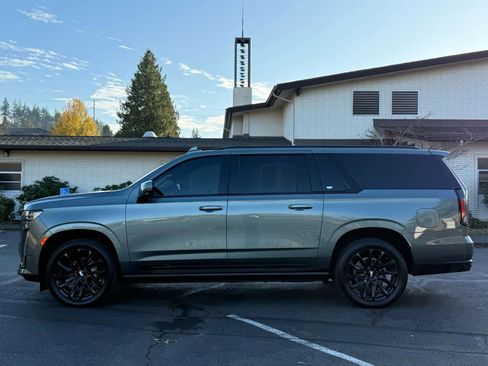 Used 2024 Cadillac Escalade ESV Sport Platinum w/ LPO, ONYX Package image 2