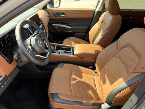 Used 2025 Nissan Pathfinder Platinum w/ Cargo Package image 11