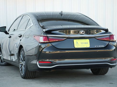 Used 2023 Lexus ES 300h w/ Premium Package image 5