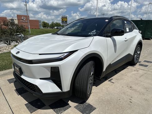 New 2026 Toyota C-HR w/ Cold Weather Package AWD/4WD image 4