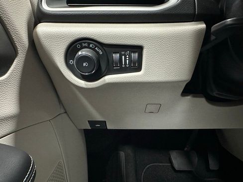 Used 2023 Chrysler Pacifica Touring-L image 17