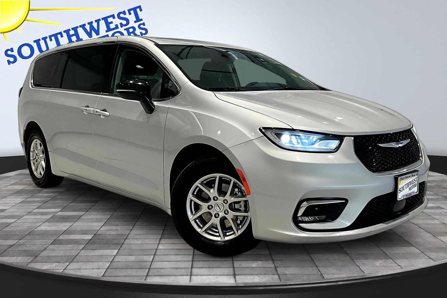 Used 2024 Chrysler Pacifica Touring-L FWD image 3