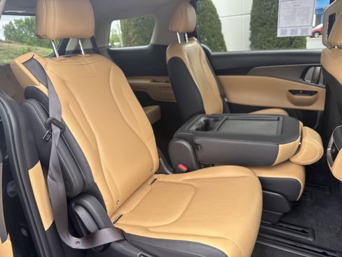 Used 2024 Kia Carnival LX image 12