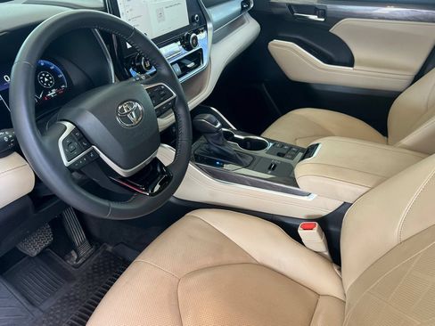 Used 2023 Toyota Highlander Platinum AWD/4WD image 7