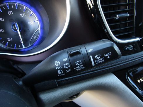 Used 2017 Chrysler Pacifica Limited FWD image 11