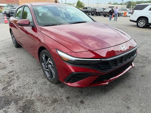 Used 2025 Hyundai Elantra SEL image 2