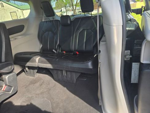 Used 2023 Chrysler Pacifica Touring-L FWD image 19