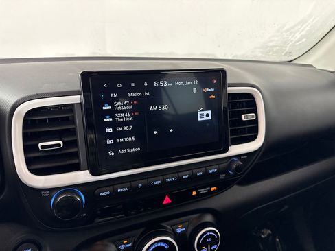 Used 2024 Hyundai Venue Limited image 16
