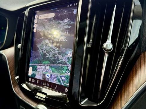 Used 2022 Volvo XC60 B5 Momentum w/ Climate Package image 26